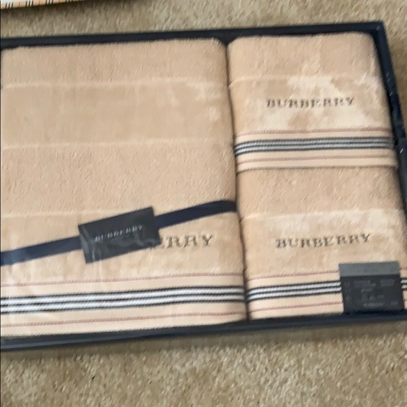 Authentic Burberry Towel sets - Picture 2 of 4